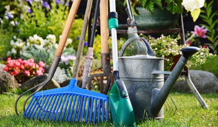 Come riporre gli attrezzi da giardino: idee e consigli pratici