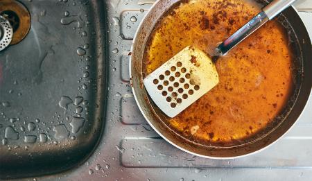 Le 5 domande che ti devi fare prima di buttare l'olio nel lavandino.