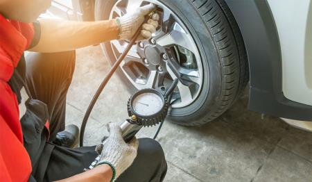 Gonfiare le gomme dell'auto: come, quando e a che pressione