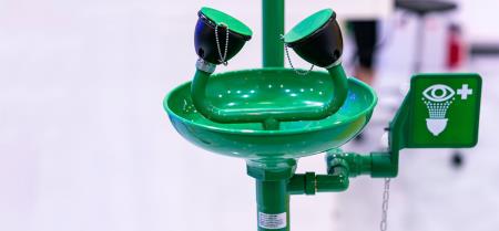 Lavaocchi di emergenza: normativa e manutenzione