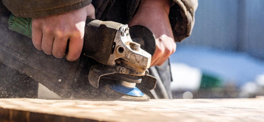 Come sverniciare il legno: consigli pratici e attrezzature necessarie