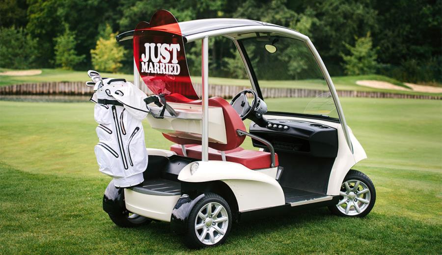 Matrimonio in golf car: il veicolo elettrico più originale per il giorno delle nozze